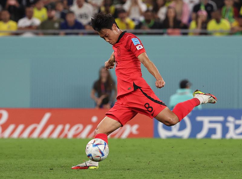 Paik Seung-ho (Jeonbuk Hyundai Motors) sedang menendang bola pada pertandingan melawan Brasil tanggal 5 Desember (waktu setempat). Pertandingan tersebut merupakan pertandingan babak 16 besar Piala Dunai Qatar yang digelar di 974 Stadium, Doha, Qatar. (Yonhap News)