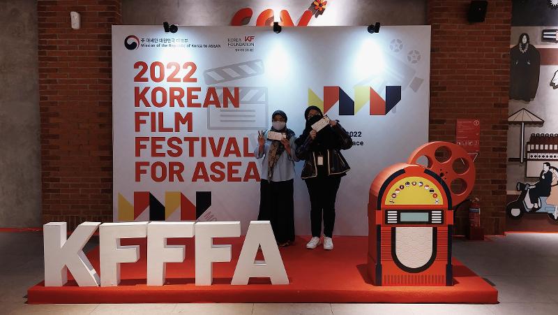 Saya dan teman saya menghadiri hari terakhir 2022 Korea Film Festival for ASEAN dan berfoto di salah satu area foto yang tersedia