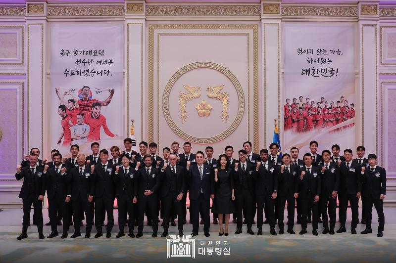 Presiden Yoon (tengah) dan Ibu Negara Kim berfoto bersama timnas sepak bola pada jamuan makan malam bersama yang digelar pada tanggal 8 Desember di Yeongbingwan, Cheong Wa Dae. (Kantor Kepresidenan Republik Korea)