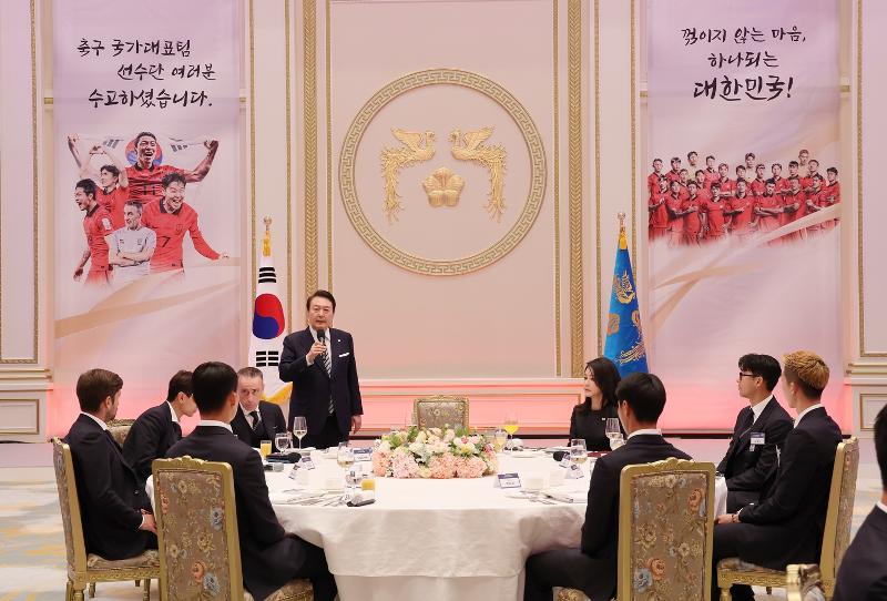 Presiden Yoon sedang mengajak para atlet timnas Korea untuk bersulang pada jamuan makan malam yang digelar pada tanggal 8 Desember di Yeonbingwan, Cheong Wa Dae. (Yonhap News)