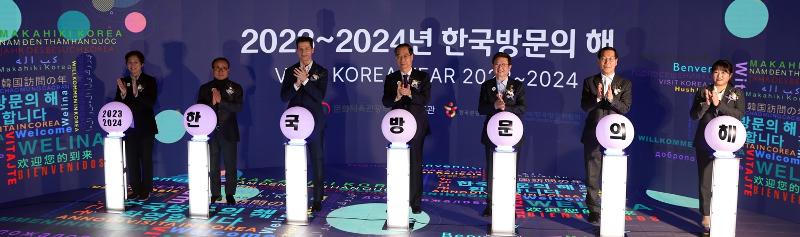 Perdana Menteri Han Duck-soo (keempat dari kiri) dan Menteri Kebudayaan, Olahraga, dan Pariwisata Park Bo Gyoon (ketiga dari kanan) menampilkan pertunjukan pada upacara peresmian Tahun Kunjungan Korea 2023-2024 yang diadakan di HiKR Ground di Jung-gu, Seoul pada tanggal 12 Desember. (Kementerian Kebudayaan, Olahraga, dan Pariwisata)