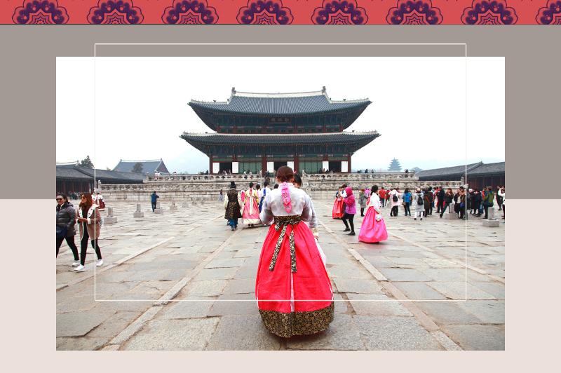 Potret Istana Gyeongbokgung dan wisatawan menggunakan pakaian tradisional Korea yang indah.