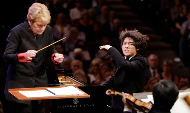 Pianis Yunchan Lim memainkan piano dalam Kompetisi Piano Internasional Van Cliburn ke-16 yang diadakan di Fort Worth Bass Performance Hall di Texas, AS pada tanggal 18 Juni 2022 (waktu setempat). Videonya yang memainkan RACHMANINOV Piano Concerto No. 3 in D Minor, op. 30 di YouTube sudah ditonton oleh lebih dari 900 ribu orang (per 16 Desember 2022). (Van Cliburn Foundation Facebook)