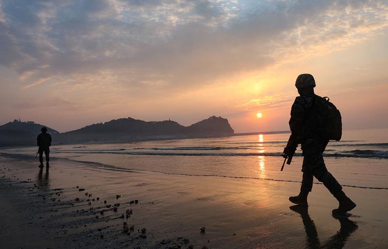 Tentara Korps Marinir sedang bertugas di garis pantai pada pagi hari tanggal 27 Oktober di Pulau Baengnyeong, Ongjin-gun, Incheon. Baengnyeongdo adalah pulau yang terletak di paling utara di Laut Barat dan merupakan pulau terdekat dengan Korea Utara. (Yonhap News) 