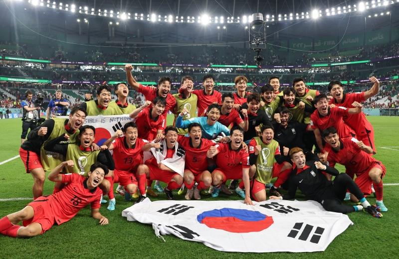 Timnas Korea berfoto bersama setelah memastikan tim mereka maju ke babak 16 besar setelah mengalahkan Portugal dengan skor 2-1 pada pertandingan ketiga babak penyisihan Grup H Piala Dunia Qatar pada tanggal 2 Desember (waktu setempat) di Education City Stadium, Al Rayyan, Qatar. Timnas Korea mampu membuat Keajaiban Doha setelah mengalahkan tim kuat Portugal pada Piala Dunia Qatar. (Yonhap News)