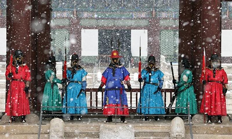  Para penjaga terlihat sedang berdiri pada tanggal 19 Januari di depan Pintu Geunjeongmun, Istana Gyeongbokgung. Mereka berdiri di tengah peringatan salju lebat yang diterbitkan untuk Seoul dan wilayah tengah Korea Selatan. Pintu Geunjeongmun merupakan pintu masuk untuk Geunjeongjeon, sebuah bangunan di dalam Gyeongbokgung yang digunakan untuk menyelenggarakan berbagai upacara dan perayaan nasional pada masa Dinasti Joseon (1392-1910). Banyak fotografer amatir yang memenuhi Istana Gyeongbokgung pada hari tersebut untuk mengambil pemandangan bersalju di istana kuno yang berada di Jongno-gu, Seoul. (Jeon Han)