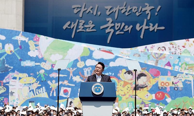 Presiden Yoon Suk Yeol sedang memberikan pidato sambutan pada upacara pelantikan Presiden Republik Korea ke-20 yang diselenggarakan pada tanggal 10 Mei 2022 di lapangan rumput Majelis Nasional, Yeouido, Yeongdeungpo-gu, Seoul. Saat itu, Presiden Yoon mengungkapkan akan menjaga kebijakan dengan adil untuk mewujudkan masyarakat bebas yang tepat dan jelas melalui nilai-nilai kebebasan. Presiden juga mengatakan akan membawa semangat aliansi dan kasih. (Yang Dong Yook, Badan Media Pertahanan)