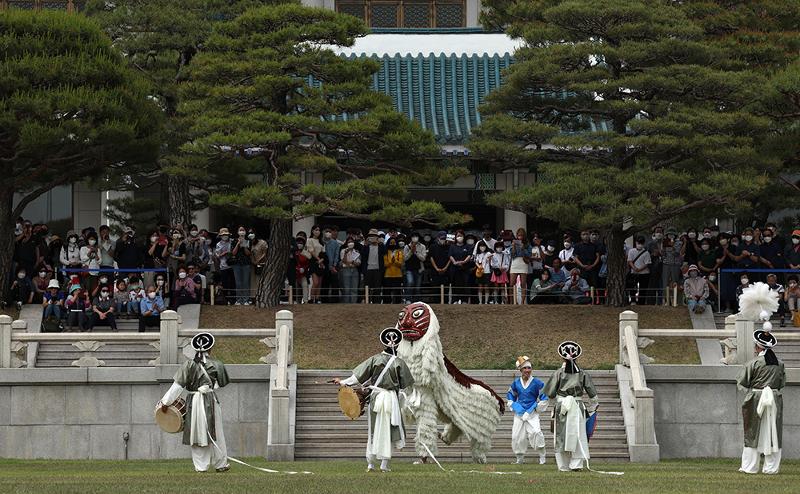 Pertunjukan pungmul (musik rakyat tradisional) dan topeng singa pada tanggal 13 Mei 2022 diadakan dengan tema Dunia yang Kita Impikan di taman besar Cheong Wa Dae, Jongno-gu, Seoul. Presiden baru memindahkan kantor kerjanya ke Yongsan sehingga Cheong Wa Dae dibuka untuk masyarakat umum semenjak tanggal 13 Mei 2022. (Jeon Han)