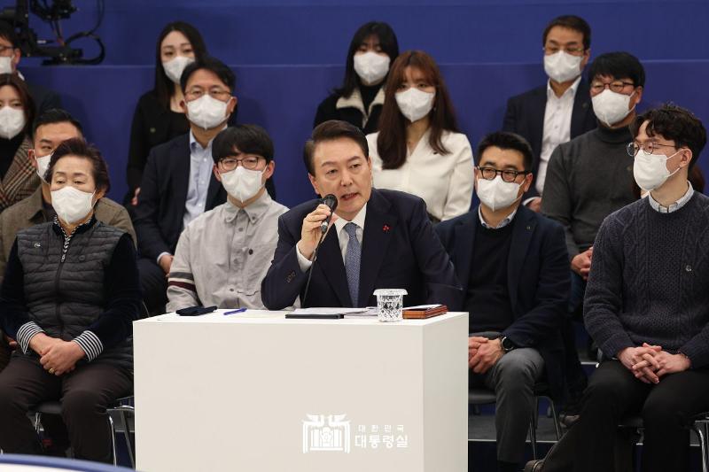 Pada tanggal 15 Desember, Presiden Yoon Suk Yeol memimpin rapat pertama untuk meninjau urusan negara di Yeongbingwan, Cheong Wa Dae. (Kantor Kepresidenan Republik Korea)