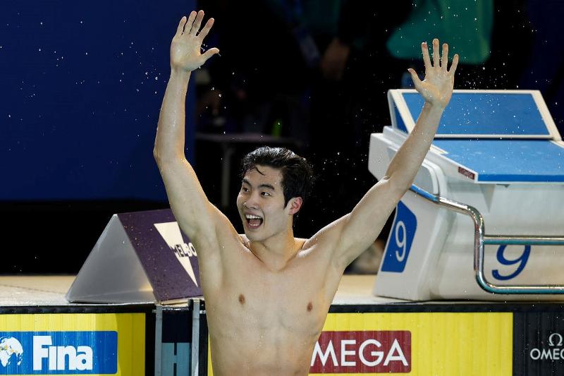 Hwang Sunwoo terlihat gembira saat melihat rekornya setelah memenangkan gaya bebas 200 m putra di Kejuaraan Renang Dunia Short Course FINA 2022 yang diadakan di Melbourne, Australia pada tanggal 18 Desember.