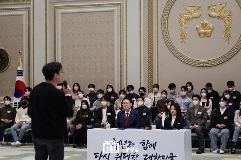 Presiden Yoon Suk Yeol dan Ibu Negara Kim Keon Hee berdialog dengan sekitar 200 orang pemuda pada tanggal 20 Desember di Yeongbingwan, Cheong Wa Dae. (Kantor Kepresidenan Republik Korea)