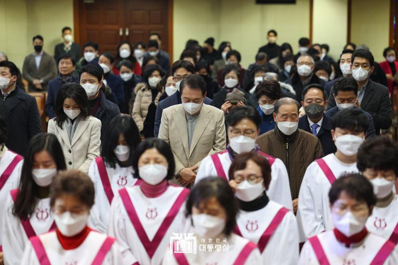 Presiden Yoon dan Ibu Negara Kim menghadiri perayaan Ibadah Natal pada tanggal 25 Desember di Gereja Youngam, Seongbuk-gu, Seoul. 