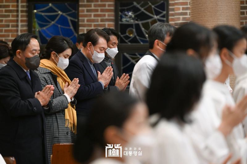 Presiden Yoon dan Ibu Negara Kim menghadiri Misa Malam Natal pada tanggal 24 Desember di Gereja Yakhyeon, Jung-gu, Seoul. 