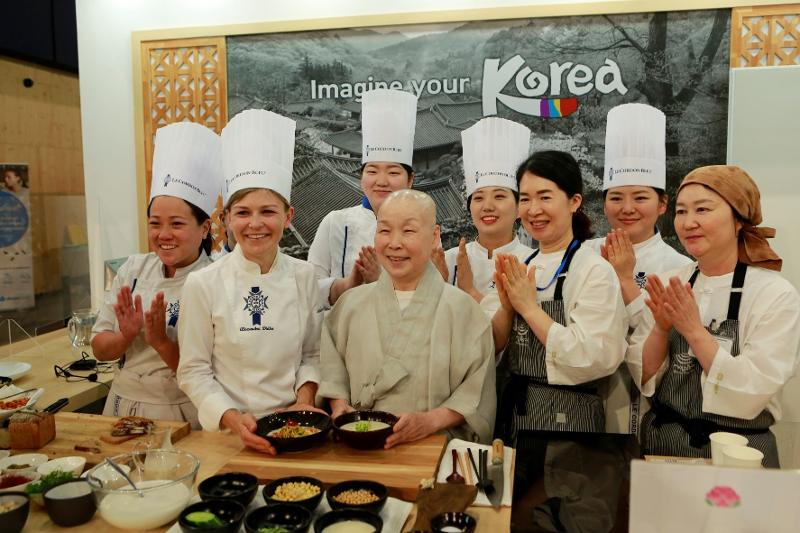 Pada tanggal 17 Mei (waktu setempat), KCC Prancis menyelenggarakan sebuah konferensi demo masak makanan kuil yang diselenggarakan di Le Cordon Bleu, sebuah institusi kuliner kenamaan dunia. Salah satu acara yang diselenggarakan di sini adalah Festival Kebudayaan dan Pariwisata Korea 2022, Taste Korea! Foto di atas menunjukkan pakar makanan kuil, Biksu Hongseung, bersama dengan para peserta demo masak di Le Cordon Bleu. (KCC Prancis)