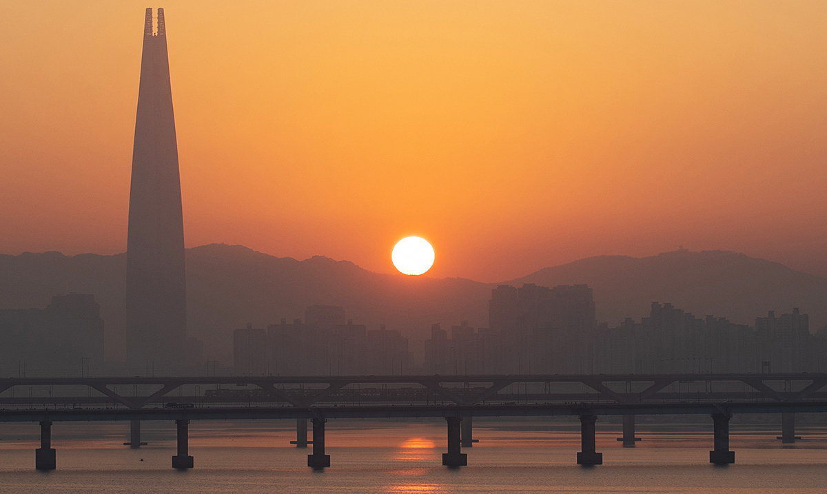 'Pada tanggal 1 Januari 2023, hari pertama tahun Gyemyo (Kelinci Hitam), matahari pertama sedang terbit di atas sungai Han, Seoul. Foto itu diambil di atas Jembatan Seongsu, Seongdong-gu, Seoul. Penyebutan shio di Korea dan Indonesia sedikit berbeda sehingga tahun ini menjadi tahun Kelinci Hitam di Korea, tetapi menjadi tahun Kelinci Air di Indonesia. (Kim Sunjoo)