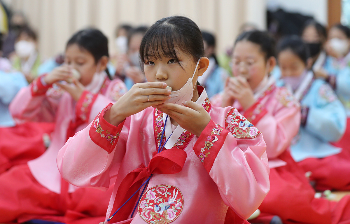 Siswi-siswi SD Mempelajari Upacara Minum Teh : Korea.net : Laman resmi  pemerintah Republik Korea