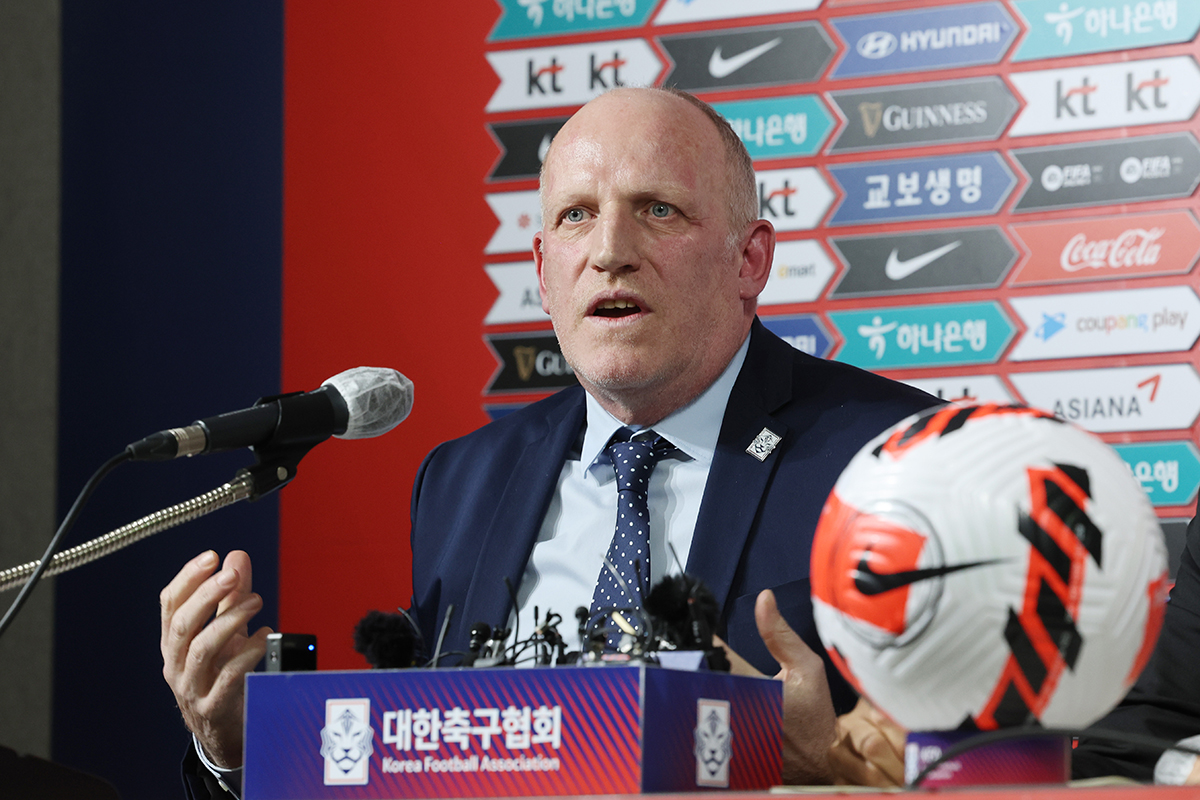 Michael Muller, kepala baru Komite Penguatan Tim Nasional Asosiasi Sepak Bola Korea, mengadakan konferensi pers di Soccer Hall di Jongno-gu, Seoul pada tanggal 11 Januari. Ia akan mengawasi proses penunjukan pelatih kepala tim sepak bola nasional Korea yang kosong setelah pelatih Paulo Bento kembali ke negaranya. (Yonhap News)