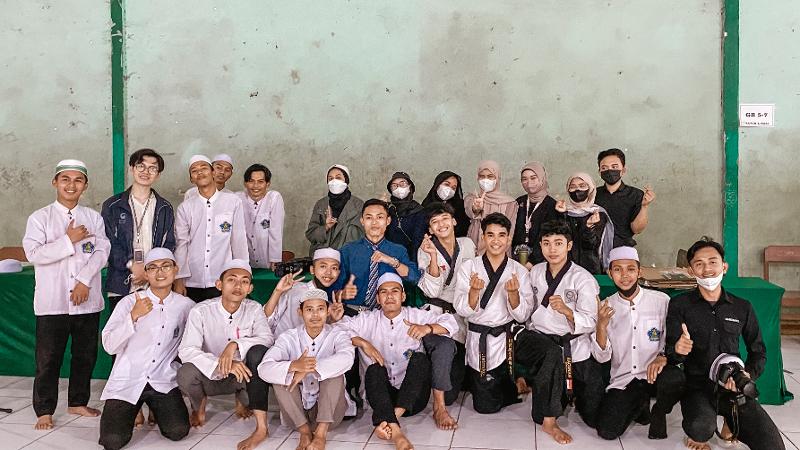 Alumni pondok pesantren, N-LIONS, dan HR berfoto bersama.