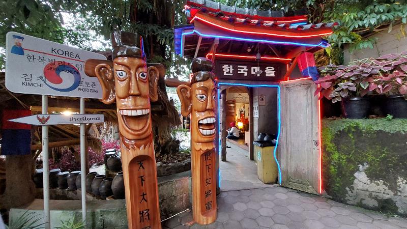 Jangseung, totem khas Korea yang menyambut pengunjung Kampung Korea di The Great Asia Africa. 