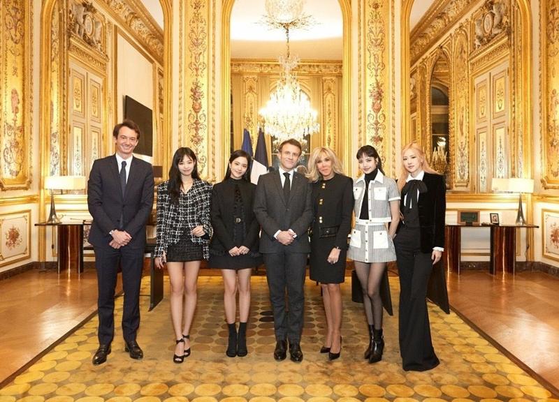 BLACKPINK mengambil foto peringatan bersama Presiden Prancis Emmanuel Macron (tengah) dan Ibu Negara Brigitte Macron (ketiga dari kanan). (YG Entertainment)