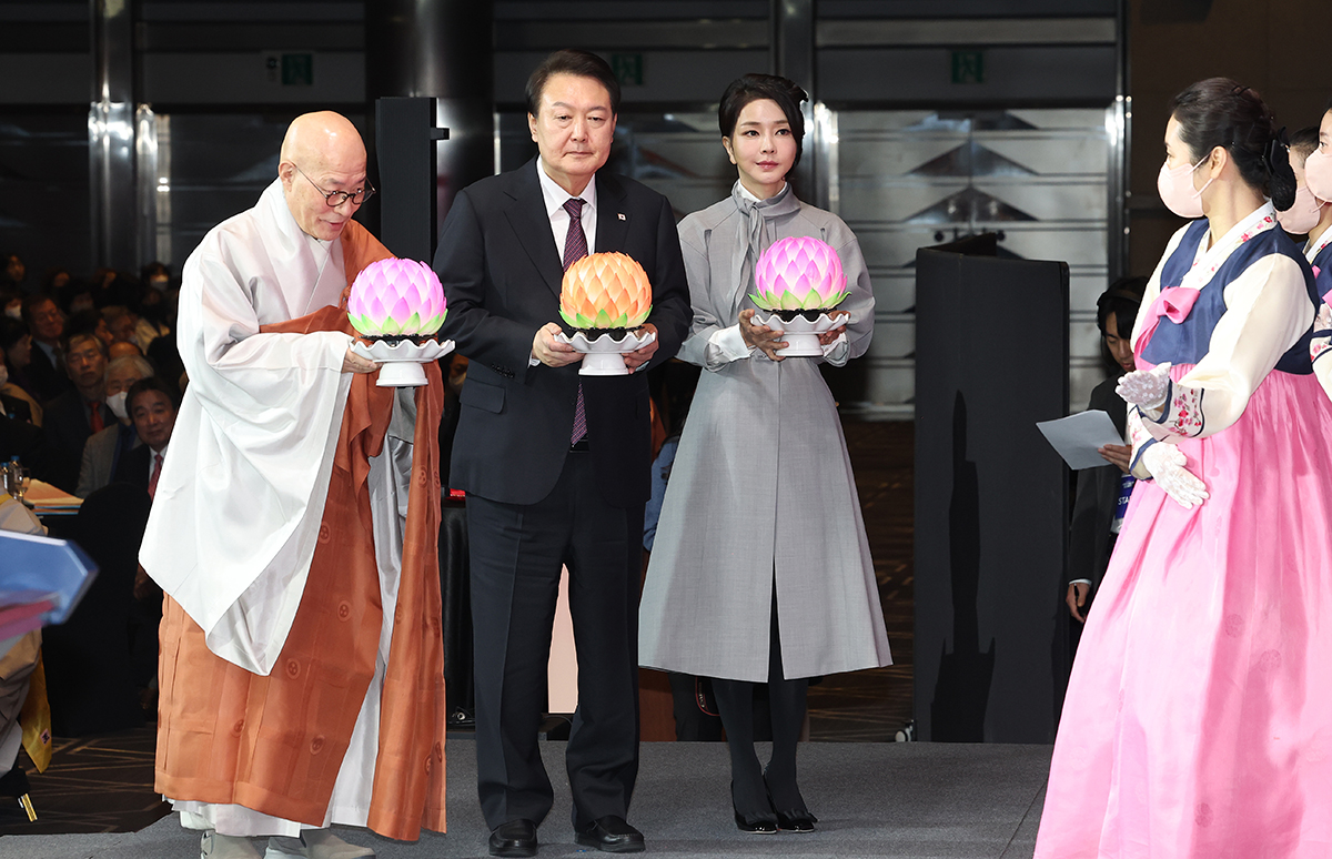 Presiden Yoon Suk Yeol dan Ibu Negara Kim Keon Hee pada 6 Februari mendedikasikan lentera pada ceramah dharma Tahun Baru Lunar untuk memperingati 2.567 tahun hari wafat Buddha di COEX Mall di Gangnam-gu, Seoul. Acara tersebut diselenggarakan oleh Asosiasi Ordo Buddhis Korea, sebuah badan konsultatif dari 30 ordo Buddhis. Acara tersebut baru pertama kali dihadiri oleh presiden dan ibu negara. (Yonhap News)