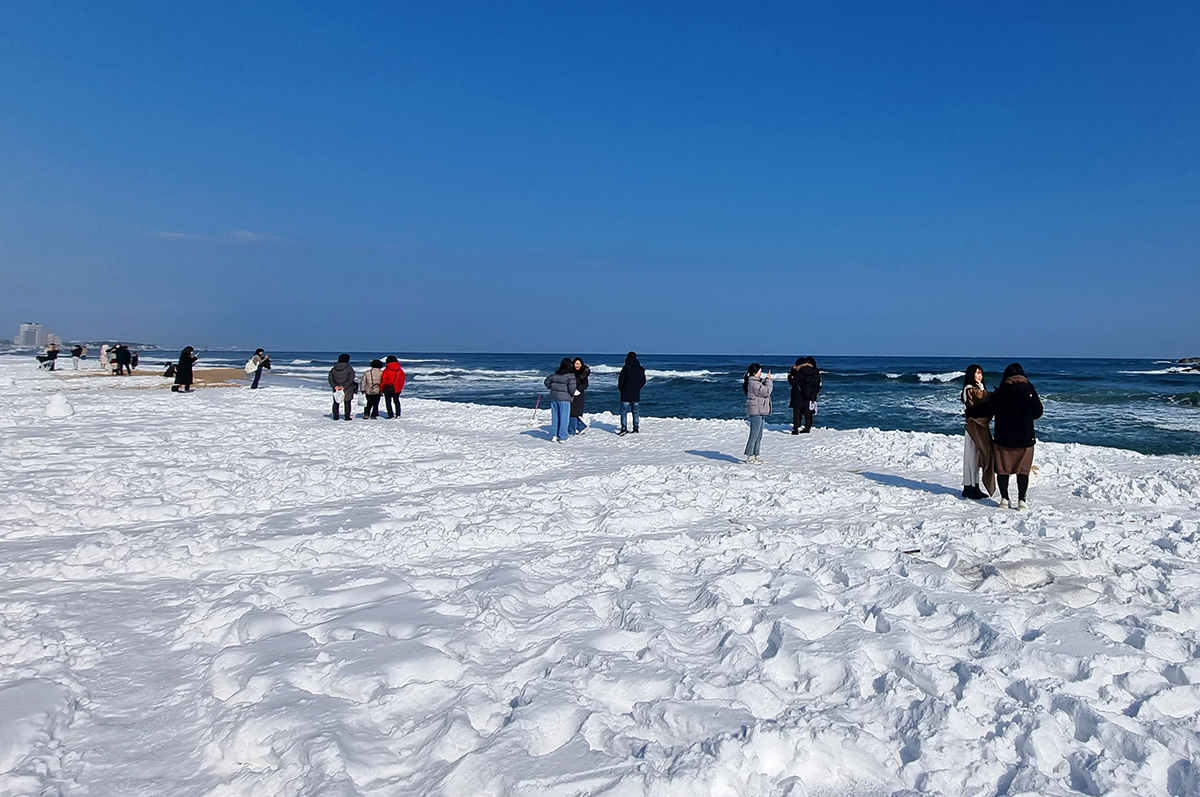 Pada tanggal 16 Februari, salju yang turun di hari sebelumnya tertumpuk dan menciptakan pemandangan yang unik di Pantai Gyeongpo di Kota Gangneung, Gangwon-do. (Yonhap News)