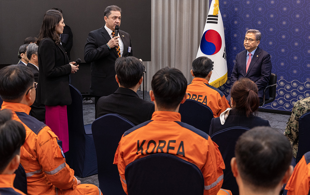 Salih Murat Tamer, Duta Besar Turkiye untuk Korea, mengungkapkan rasa terima kasihnya pada pertemuan dengan Gelombang kedua pengiriman Regu Pemulihan Bencana Republik Korea (KDRT) di daerah yang terkena dampak gempa di Turki pada pagi hari tanggal 23 Februari di Aula Seohee Kementerian Luar Negeri di Jongno-gu, Seoul. Acara tersebut dihadiri oleh Menteri Luar Negeri Park Jin. (Yonhap News)