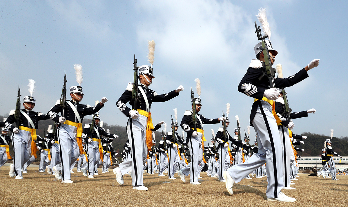 Para kadet melakukan pawai di upacara penerimaan mahasiswa baru ke-75 Akademi Angkatan Udara Republik Korea di Cheongju, Provinsi Chungcheongbuk-do pada tanggal 24 Februari. Jumlah taruna baru yang diterima tahun ini berjumlah 229 orang. Para taruna tersebut terdiri dari 190 orang pria, 34 orang wanita, dan lima orang berkewarganegaraan non-Korea. Taruna internasional dari Thailand, Vietnam, Filipina, Mongolia, dan Azerbaijan masuk pada hari yang sama. (Yonhap News)