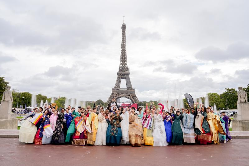 Para peserta Kontes Model Hanbok Prancis 2022 sedang berfoto di depan Menara Eiffel. (Asosiasi Budaya Dunia)