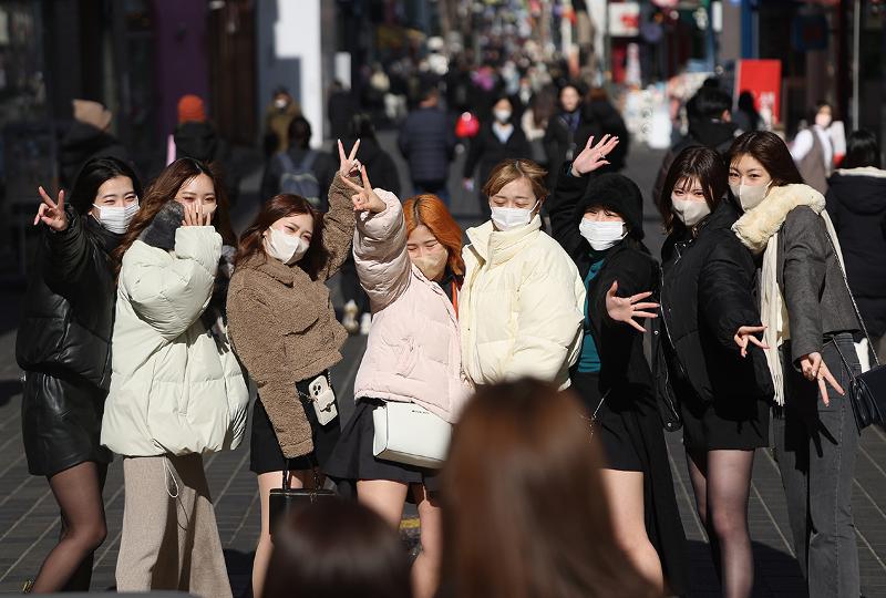 Pada tanggal 8 Februari, para turis Jepang mengambil foto kenang-kenangan di jalan Myeong-dong, Jung-gu, Seoul. (Yonhap News)