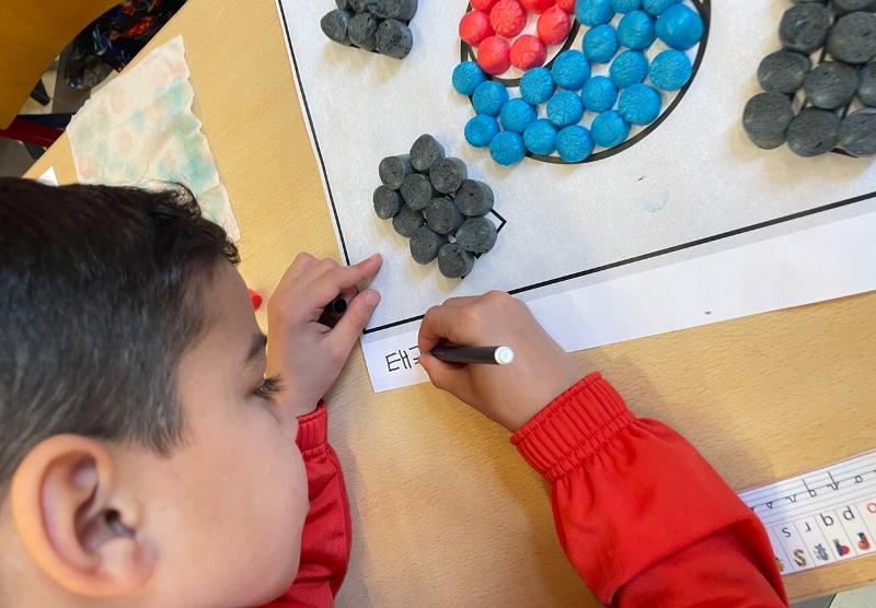 Sebagian sekolah negeri di Belgia menyediakan program pendidikan bahasa Korea sebagai kelas ekstrakurikuler. Foto di atas menunjukkan seorang siswa yang sedang mengikuti kelas uji coba di sekolahnya. (Korean Cultural Center Belgia)