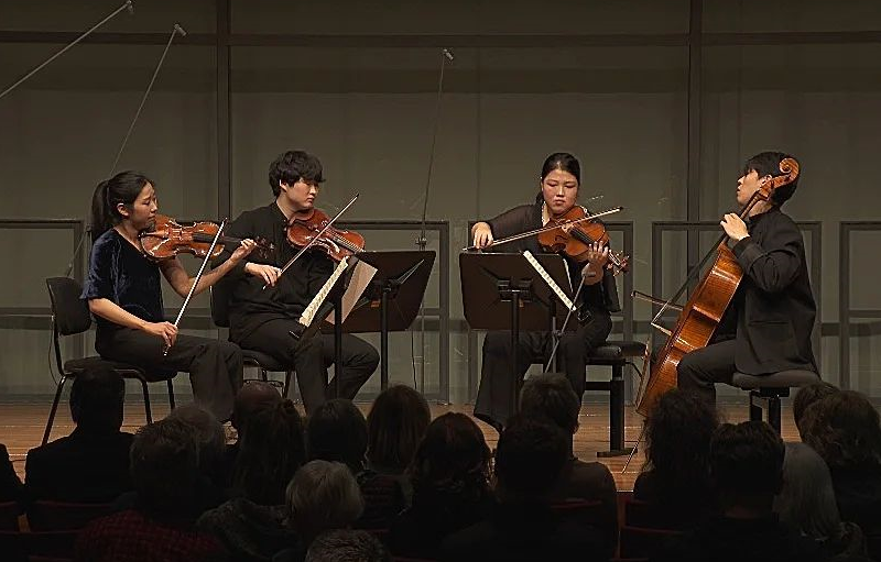 Pada Kompetisi Internasional Mozart ke-15 yang diadakan di Mozarteum di Salzburg, Austria, kuartet gesek Arete Quartet meraih juara pertama. Dari kiri ke kanan Chaeann Jeon (violinis pertama), Yu Da-yun (violinis kedua, tamu), Yoonsun Jang (violis), Seonghyeon Park (selis). (Instagram Arete Quartet)