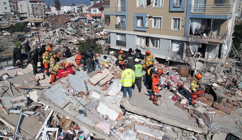 Pada tanggal 10 Februari (waktu setempat), KDRT terlihat sedang menyelamatkan korban gempa di Kota Antakya, Provinsi Hatay, Turkiye. (Yonhap News)