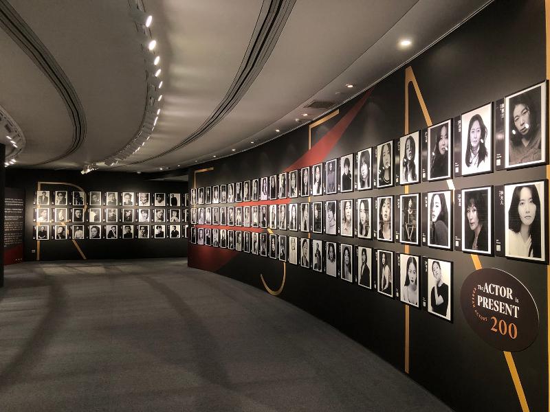 Dewan Film Korea (KOFIC) cabang Tiongkok akan menggelar Festival Film Korea untuk pertama kalinya dalam sembilan tahun. Foto di atas menunjukkan pameran foto bertajuk KOREAN ACTORS 200 yang digelar bersamaan dengan festival film tersebut. 