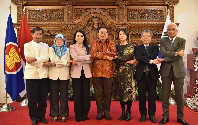 Bapak Gandi Sulistiyanto selaku Dubes RI di Seoul bersama Dubes Laos, Dubes Brunei Darussalam, Dubes Cambodia, Dirjen ASEAN Kemlu Korsel, Dubes Vietnam, dan Dubes Timor Leste 