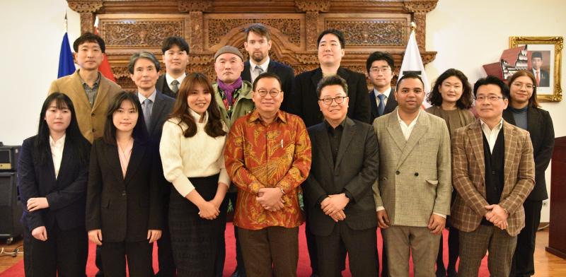 Bapak Dubes Gandi bersama perwakilan dari 15 media Korea yang hadir, termasuk perwakilan dari Korea.net divisi Bahasa Indonesia