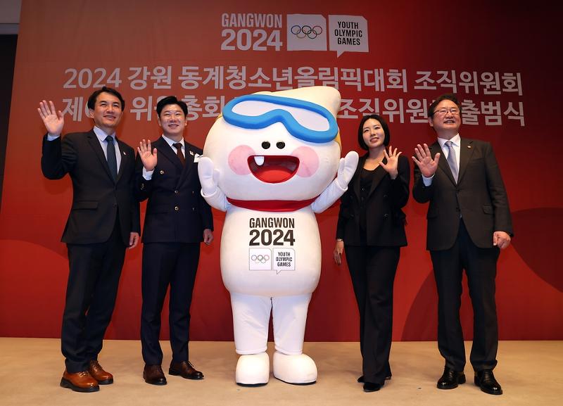 Upacara pelantikan Dewan Komite Kedua untuk Olimpiade Remaja Musim Dingin Gangwon 2024 diadakan pada tanggal 21 Februari di Korea Press Center, Jung-gu, Seoul. Dari kiri ke kanan: Kim Jin-tae (Gubernur Provinsi Gangwon), Jin Jong-oh (mantan atlet cabor menembak), Lee Sang-hwa (mantan atlet seluncur cepat), dan Park Bo Gyoon (Menteri Kebudayaan, Olahraga, dan Pariwisata). (Kementerian Kebudayaan, Olahraga, dan Pariwisata) 