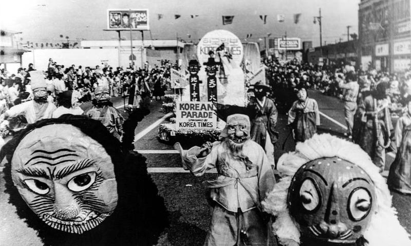 Distrik Pendidikan Tinggi Anaheim di California akan membuka mata pelajaran Etnologi Keturunan Korea di Amerika pada semester musim gugur tahun ini, yang mencakup sejarah imigrasi orang Korea ke Amerika. Foto menunjukkan adegan Parade Korea di Festival Korea di Los Angeles pada tahun 1976. (Arsip Nasional Korea) 