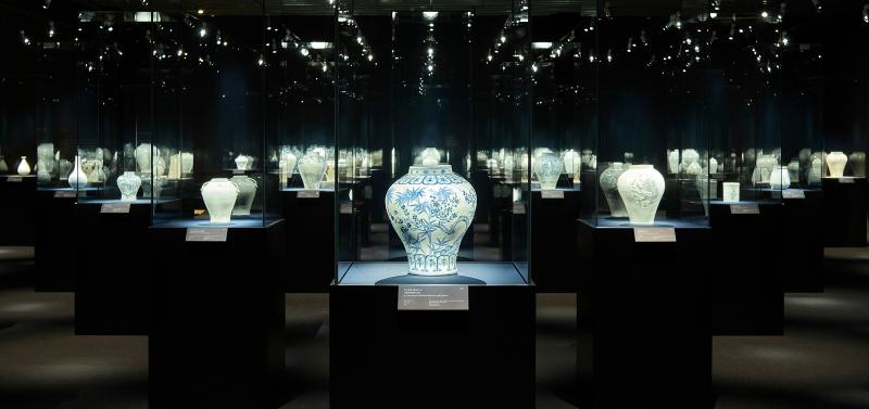 Pameran bertajuk Joseon White Porcelain: Paragon of Virtue akan digelar hingga tanggal 28 Mei di Museum Seni Leeum di Hannam-dong, Seoul. Pengunjung bisa melihat 185 buah porselen putih yang dibuat pada masa Dinasti Joseon. 