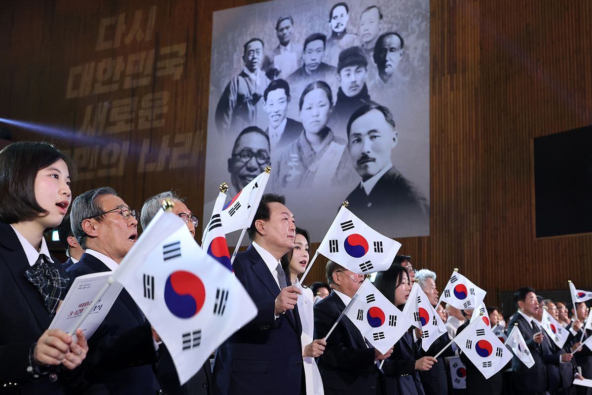 Presiden Yoon Suk Yeol (keempat dari kiri) dan Ibu Negara Kim Keon Hee menyanyikan lagu Gerakan Kemerdekaan 1 Maret pada upacara peringatan 104 tahun Gerakan Kemerdekaan 1 Maret di Balai Peringatan Yu Gwan-sun di Jung-gu, Seoul. (Jeon Han)