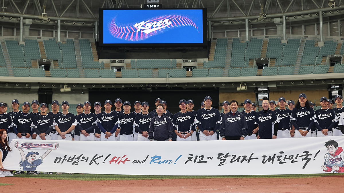 Tim bisbol nasional yang akan berkompetisi di World Baseball Classic (WBC) bulan ini pada sore hari tanggal 3 Maret mengambil foto bersama dengan sutradara Lee Kang-chul, Menteri Kebudayaan, Olahraga, dan Pariwisata Park Bo Gyoon (tengah) dan Komisaris Organisasi Bisbol Korea Heo Koo-youn pada upacara WBC Boom Up Supporters (terjemahan tidak resmi) di Gocheok Sky Dome di Distrik Guro-gu, Seoul. Menteri Park di acara tersebut memberikan muffler yang disulam dengan pesan sorak-sorai dari orang-orang seperti Magical K! Hit and run! dan Pukul~ dan lari, Republik Korea! kepada anggota tim. (Yonhap News)