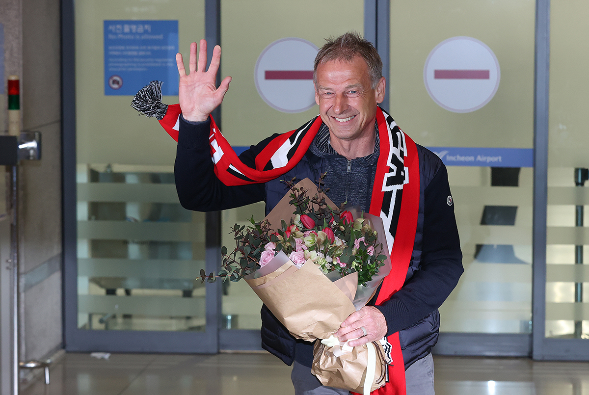 Jurgen Klinsmann, pelatih baru tim sepak bola nasional pria Korea, tiba di Terminal 1 Bandara Internasional Incheon pada pagi hari tanggal 8 Maret. Pelatih Klinsman akan memimpin timnas selama kurang lebih tiga tahun lima bulan hingga putaran final Piala Dunia 2026. Panggung debut Pelatih Klinsman adalah pertandingan evaluasi timnas Korsel melawan Kolombia yang diadakan di Ulsan pada pukul 20:00 tanggal 24 Maret. (Yonhap News)