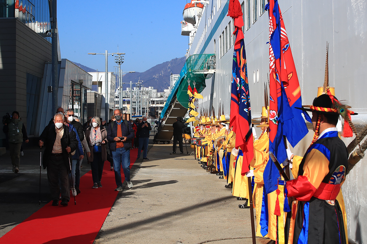 Para turis turun dari kapal pesiar internasional yang bernama Amadea dan pindah ke terminal kedatangan, lalu disambut oleh chwitadae (band tradisional yang berpawai) pada tanggal 13 Maret di Terminal Pesiar Internasional, Pelabuhan Sokcho, Sokcho, Provinsi Gangwon. Kapal tersebut berbobot 29.000 ton dan terdaftar di Jerman. Kapal itu memasuki pelabuhan untuk pertama kalinya dalam tiga tahun sejak Pandemi COVID-19. Terdapat 867 orang penumpang kapal, terdiri dari 565 orang turis dari Jerman, Swiss ,dan Austria serta 302 awak kapal. (Yonhap News)