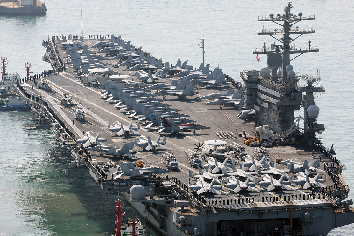 Kapal induk bertenaga nuklir Angkatan Laut AS USS Nimitz (CVN-68) berlabuh di sebuah pangkalan angkatan laut di Busan pada pagi hari tanggal 28 Maret. Berukuran panjang 332,8 m dan lebar 76,8 m, kapal yang dijuluki pangkalan militer terapung ini dapat menampung 6.000 awak dan 90 pesawat dek seperti F/A-18F Super Hornet. Kementerian Pertahanan mengatakan tujuan kedatangan kapal tersebut adalah untuk mempromosikan kerja sama bilateral yang bersahabat dengan AS dan meningkatkan kesiapan pertahanan gabungan. (Yonhap News)