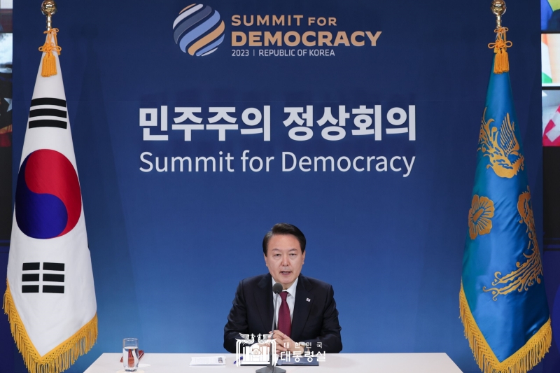 Presiden Yoon Suk Yeol sedang berpidato dalam sesi pertama KTT Demokrasi Kedua yang digelar secara daring. Presiden Yoon memberikan pidatonya pada tanggal 29 Maret dari Yeongbingwan, Cheong Wa Dae. (Kantor Kepresidenan Republik Korea) 