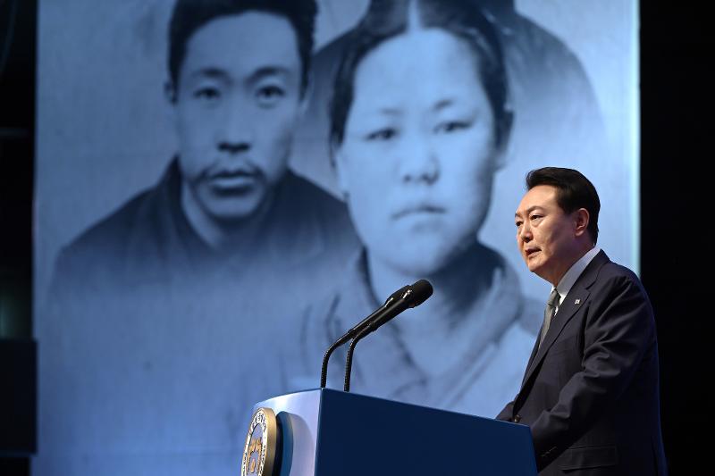 ▲Presiden Yoon Suk Yeol sedang memberikan kata sambutan pada Upacara Peringatan 104 tahun Gerakan Kemerdekaan 1 Maret yang digelar pada tanggal 1 Maret di di Balai Peringatan Yu Gwan-sun di Jung-gu, Seoul. 