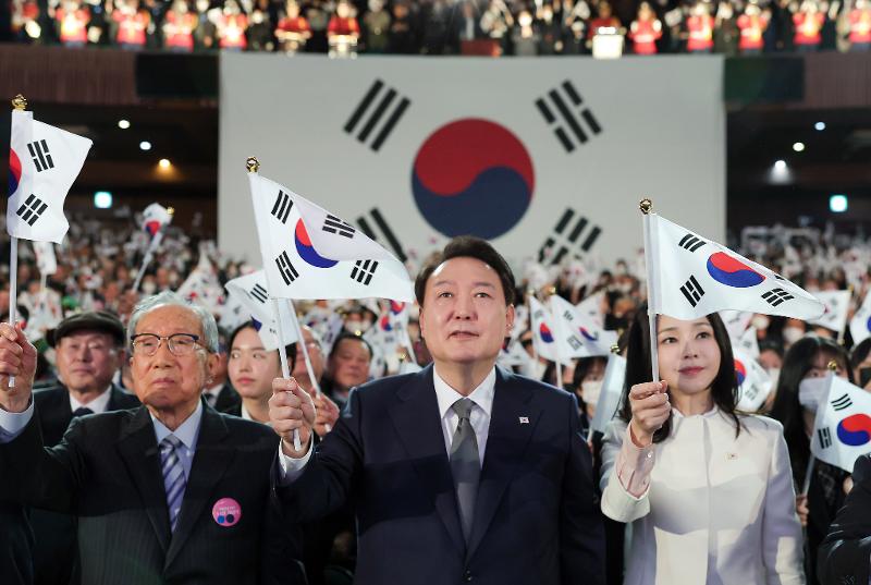 Pada tanggal 6 Maret, Presiden Yoon Suk Yeol mengumumkan solusi untuk masalah kompensasi bagi para korban kerja paksa selama masa penjajahan Jepang, dengan mengatakan bahwa ini adalah keputusan untuk generasi mendatang. Foto tersebut menunjukkan Presiden Yoon Suk Yeol dan Ibu Negara Kim Keon Hee menyanyikan lagu Gerakan Kemerdekaan 1 Maret pada Upacara Peringatan 104 tahun Gerakan Kemerdekaan 1 Maret yang digelar pada tanggal 1 Maret di Balai Peringatan Yu Gwan-sun di Jung-gu, Seoul. (Kantor Kepresidenan Republik Korea)