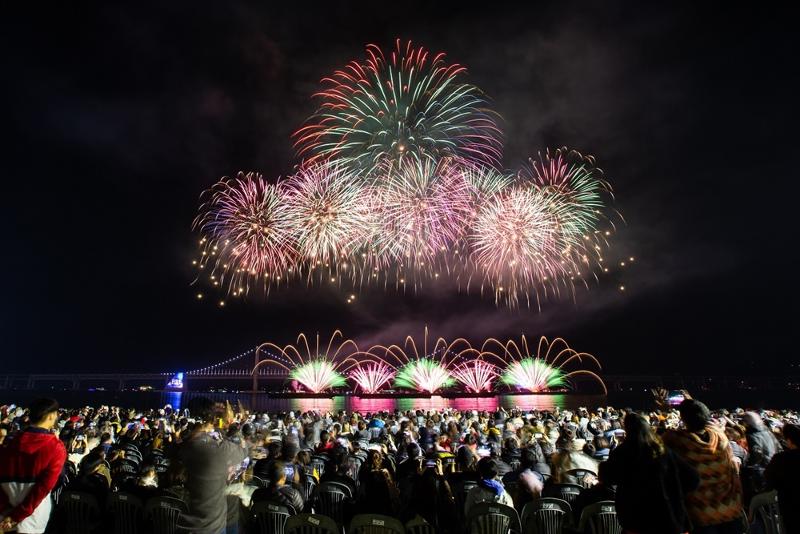 Kota Metropolitan Busan terpilih sebagai Tempat Populer Internasional dalam kontes Kota Spesial Pariwisata Malam yang diumumkan pada tanggal 28 Februari. Foto tersebut menunjukkan Festival Kembang Api Busan yang berlangsung dengan latar belakang Jembatan Gwangan pada tahun 2019. (Kota Metropolitan Busan)