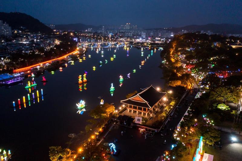 Pada tahun 2023, Kota Jinju terpilih sebagai Kota Spesial untuk Pariwisata Malam. Foto tersebut memperlihatkan Festival Jinju Namgang Yudeung yang diadakan di daerah Namgang pada tanggal 10-31 Oktober 2022. (Kota Jinju)