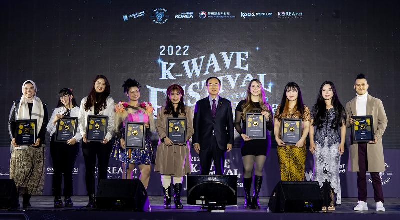 Wakil Menteri Kedua untuk Kementerian Kebudayaan, Olahraga, dan Pariwisata, Cho Yong-man berfoto bersama para K-influencer terbaik pada K-Wave Festival Tahun 2022 yang digelar pada tanggal 10 Desember 2022 di KINTEX, Ilsan, Kota Goyang. 